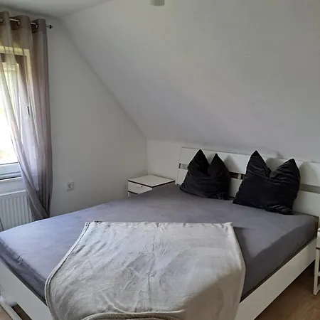 Apartamento Gemütliche Dachgeschoss-ferienwohnung Nahe Brombachsee Und Bahnhof Rottenbach (Roth)